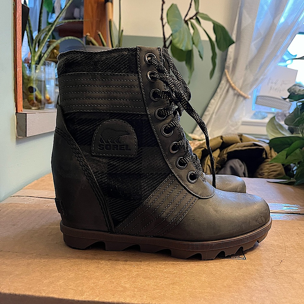 NWOT Sorel Joan of Arctic Wedge. Green and black plaid size 7.5